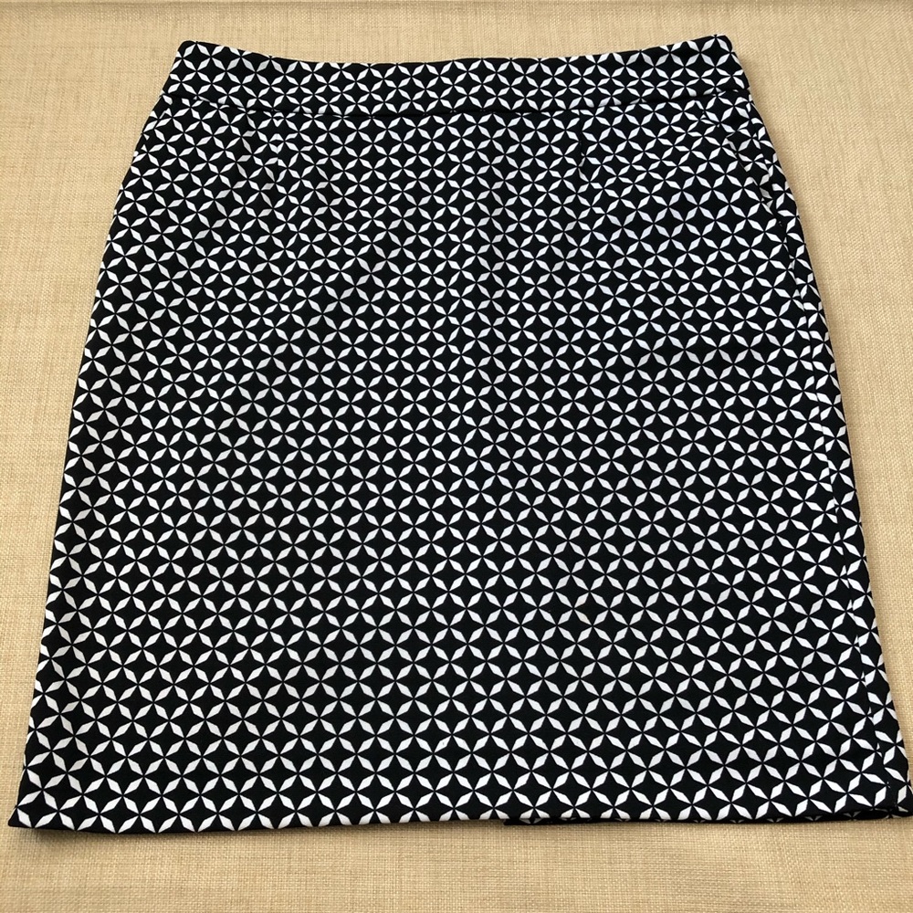 Adrienne Vittadini Black & White Pattern Short Pencil Skirt